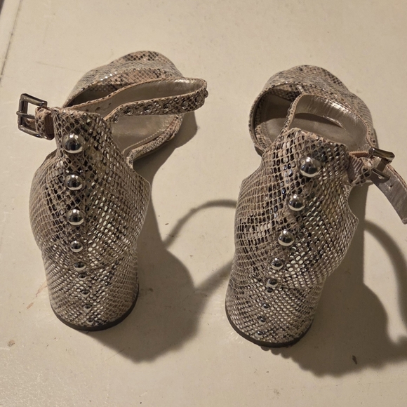 《SOLD》ANNE KLEIN Silver Studded Snakeskin Block Heels - Picture 3 of 9